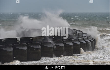 Brighton, Regno Unito. Xii Mar, 2019. Onde infrangersi su Brighton Marina parete occidentale questa mattina come tempesta Gareth inizia a pastella la Gran Bretagna e l'Irlanda con venti dovrebbe raggiungere oltre 70mph in alcune aree Credito: Simon Dack/Alamy Live News Foto Stock