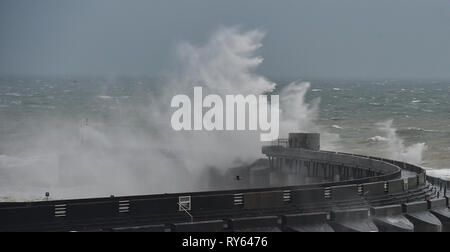 Brighton, Regno Unito. Xii Mar, 2019. Onde infrangersi su Brighton Marina parete occidentale questa mattina come tempesta Gareth inizia a pastella la Gran Bretagna e l'Irlanda con venti dovrebbe raggiungere oltre 70mph in alcune parti Credito: Simon Dack/Alamy Live News Foto Stock