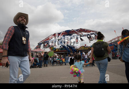 (190312) -- HOUSTON, Marzo 12, 2019 (Xinhua) -- le persone a divertirsi al carnevale durante la Houston Livestock Show e Rodeo di Houston, Texas, Stati Uniti, il 11 marzo 2019. Molti genitori hanno avuto i loro bambini a caso lunedì il primo giorno di primavera. L annuale Houston Livestock Show e Rodeo, che sono iniziate il 25 febbraio di quest'anno, si terrà a marzo 17. (Xinhua/Yi-Chin Lee) Foto Stock