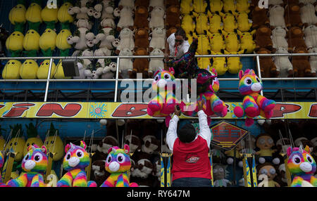 (190312) -- HOUSTON, Marzo 12, 2019 (Xinhua) -- Gioco lavoratori organizzare il premio a carnevale durante la Houston Livestock Show e Rodeo di Houston, Texas, Stati Uniti, il 11 marzo 2019. Molti genitori hanno avuto i loro bambini a caso lunedì il primo giorno di primavera. L annuale Houston Livestock Show e Rodeo, che sono iniziate il 25 febbraio di quest'anno, si terrà a marzo 17. (Xinhua/Yi-Chin Lee) Foto Stock