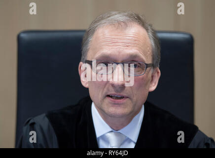 Wiesbaden, Germania. Xii Mar, 2019. Jürgen Bonk, presiede il giudice nel processo contro Ali B. la Corte penale internazionale accusa il rifugiato iracheno di stupri e omicidi 14-anno-vecchio Susanna da Mainz nel maggio scorso. Dopo la sua fuga in Iraq, il presunto colpevole è stato portato di nuovo alla Germania un paio di giorni più tardi. Credito: Boris Roessler/piscina dpa/dpa/Alamy Live News Foto Stock