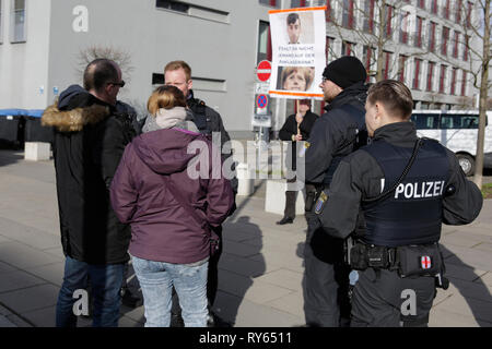 Wiesbaden, Germania. Xii Marzo 2019. I manifestanti sostengono con funzionari di polizia al di fuori dell'edificio della Corte. La causa in tribunale contro il governo iracheno richiedente asilo Ali B. Per l assassinio di Susanna F. da Mainz lo scorso anno è stato aperto a Wiesbaden. Varie aletta destra organizzazioni tenute una protesta al di fuori della Corte casa contro i rifugiati in Germania e per pene più severe per i rifugiati. Credito: Michael Debets/Alamy Live News Foto Stock