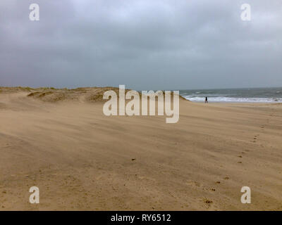 Banchi di sabbia spiaggia, Poole, Dorset. 12 mar 2019. Regno Unito Meteo: lo spostamento di sabbia e onde che si infrangono appena prima della tempesta Gareth colpisce la costa sud. Credito: Suzanne McGowan/Alamy Live News Foto Stock