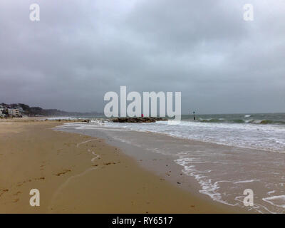 Banchi di sabbia spiaggia, Poole, Dorset. 12 mar 2019. Regno Unito Meteo: lo spostamento di sabbia e onde che si infrangono appena prima della tempesta Gareth colpisce la costa sud. Credito: Suzanne McGowan/Alamy Live News Foto Stock