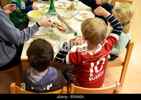 12 marzo 2019, Schleswig-Holstein, Aukrug: i bambini sono in attesa di cibo nel Kita Aukrug. Le tasse per asili nido e asili nido in Schleswig-Holstein devono essere tappate, secondo il Ministero degli Affari Sociali. Il Giovedì (14.03.2019) i dettagli del progetto di cura di giorno la riforma sarà presentato a Kiel. Foto: Carsten Rehder/dpa Foto Stock