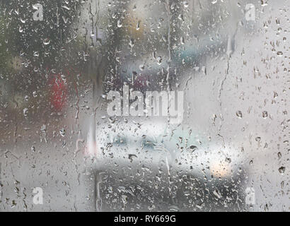 Bournemouth Dorset, Regno Unito. 12 mar 2019. Regno Unito: meteo condizioni di marcia difficili come i driver sono affrontate con piogge torrenziali e forti raffiche di vento a causa di tempesta Gareth. Credito: Carolyn Jenkins/Alamy Live News Foto Stock