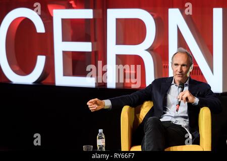 Ginevra, Svizzera. Xii Mar, 2019. World Wide Web inventore Tim Berners-Lee offre un discorso durante un evento la marcatura 30 anni di World Wide Web al CERN di Meyrin vicino a Ginevra, in Svizzera, il 12 marzo 2019. Credito: piscina/Fabrice COFFRINI/Xinhua/Alamy Live News Foto Stock