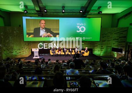 Ginevra, Svizzera. Xii Mar, 2019. World Wide Web inventore Tim Berners-Lee (3 L) prende parte ad un evento la marcatura 30 anni di World Wide Web al CERN di Meyrin vicino a Ginevra, in Svizzera, il 12 marzo 2019. Credito: piscina/Fabrice COFFRINI/Xinhua/Alamy Live News Foto Stock