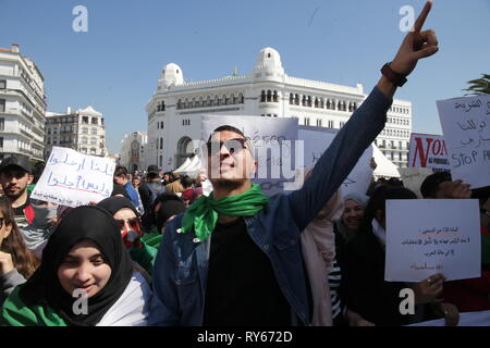 12 marzo 2019, Algeria Algeri: algerina gli studenti dimostrano un giorno dopo che il Presidente Abdelaziz Bouteflika ha annunciato il suo ritiro dalla corsa presidenziale nonché il rinvio di aprile 2019 elezioni presidenziali, dopo settimane di proteste contro la sua candidatura per un quinto mandato. I manifestanti hanno considerato la decisione come un tentativo da parte di Bouteflika di prolungare il suo attuale mandato. Foto: Farouk Batiche/dpa Foto Stock