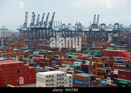 (190312) -- Pechino, 12 marzo 2019 (Xinhua) -- Foto scattata il 2 giugno 2016 mostra la Yantian Porto di Shenzhen, Cina del sud della provincia di Guangdong. (Xinhua/Mao Siqian) Foto Stock