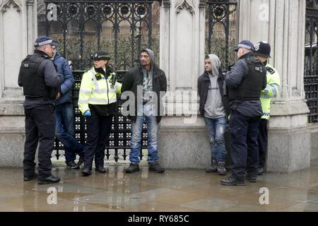 London.UK.XII Marzo 2019. Due uomini arrestati al di fuori del Parlamento sul voto significativo giorno.london.UK. © Brian Minkoff /Alamy Live News Foto Stock