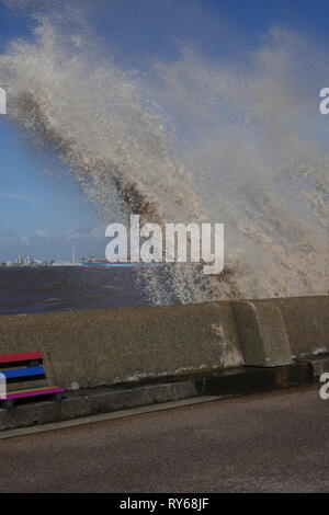 New Brighton, Merseyside, Regno Unito. Xii Mar, 2019. Regno Unito: Meteo Storm Gareth hits New Brighton Merseyside a marea alta. Credito: ken biggs/Alamy Live News Foto Stock