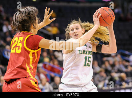 Oklahoma City, OK, Stati Uniti d'America. Undicesimo Mar, 2019. Baylor avanti Lauren Cox (15) con palla durante la Phillips 66 12 Grandi Womens campionato di pallacanestro di gioco finale tra la signora Baylor Orsi e la Iowa State cicloni a Chesapeake Energy Arena in Oklahoma City, OK. Siegel grigio/CSM/Alamy Live News Foto Stock