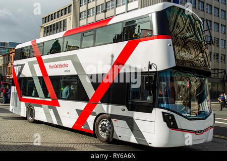 Municipio di Belfast, Belfast, Regno Unito 12 marzo 2019. Wrightbus idrogeno di autobus a celle a combustibile sul display esterno del Belfast City Hall un nuovo a zero emissioni bus che dispone di un sistema di trasmissione che comprende una cella a combustibile idrogeno e un pacco batterie per alimentare il veicolo era in mostra al di fuori del Belfast City Hall. Queste due tecnologie contribuirà a fornire altamente innovativo e gli autobus con il miglior consumo di carburante e le credenziali ambientali. Credito: Bonzo Alamy/Live News Foto Stock