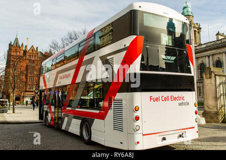 Municipio di Belfast, Belfast, Regno Unito 12 marzo 2019. Wrightbus idrogeno di autobus a celle a combustibile sul display esterno del Belfast City Hall un nuovo a zero emissioni bus che dispone di un sistema di trasmissione che comprende una cella a combustibile idrogeno e un pacco batterie per alimentare il veicolo era in mostra al di fuori del Belfast City Hall. Queste due tecnologie contribuirà a fornire altamente innovativo e gli autobus con il miglior consumo di carburante e le credenziali ambientali. Credito: Bonzo Alamy/Live News Foto Stock