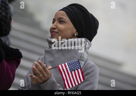 Washington, Distretto di Columbia, Stati Uniti d'America. 8 Mar, 2019. Sost. Ilhan Omar, Democratici dal Minnesota, tubicini durante un evento stampa per celebrare il passaggio della ''per le persone agiscono'' il 8 marzo 2019. La casa è previsto per far passare la legislazione in una serie di votazioni di oggi. Credito: Alex Edelman/ZUMA filo/Alamy Live News Foto Stock