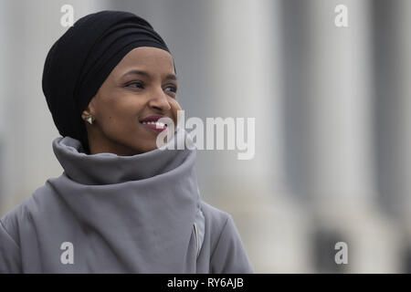 Washington, Distretto di Columbia, Stati Uniti d'America. 8 Mar, 2019. Sost. Ilhan Omar, Democratici dal Minnesota, tubicini durante un evento stampa per celebrare il passaggio della ''per le persone agiscono'' il 8 marzo 2019. La casa è previsto per far passare la legislazione in una serie di votazioni di oggi. Credito: Alex Edelman/ZUMA filo/Alamy Live News Foto Stock