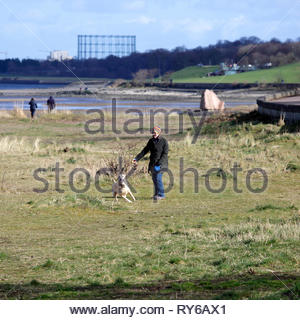 Edinburgh, Regno Unito. Xii Marzo 2019. Le persone che si godono il sole e forti venti blustery influenzare Cramond foreshore. Credito: Craig Brown/Alamy Live News Foto Stock