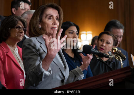 Washington DC, Stati Uniti d'America. Xii Mar, 2019. Presidente della Camera Nancy Pelosi, democratici della California, parla durante un evento stampa in camera Rayburn dell'U.S. Campidoglio in Washington, DC, il 12 marzo 2019. Credito: Alex Edelman/CNP /MediaPunch Credito: MediaPunch Inc/Alamy Live News Foto Stock
