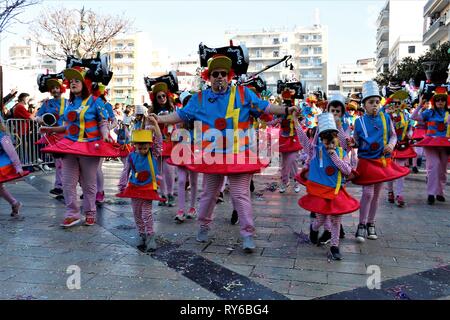 Bambini visti esibirsi durante la sfilata di carnevale di Moscato,  partecipante diverso vestito in costumi diversi con temi diversi sfilata  attraverso il comune di Moscato durante l'evento, Mascato è un sobborgo di