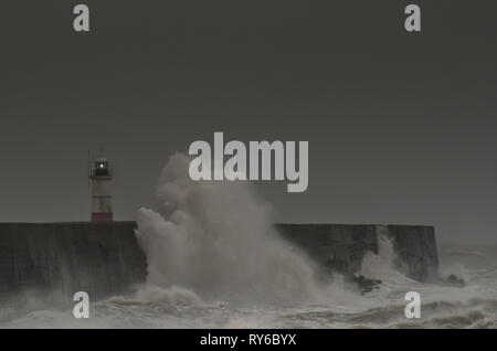 Newhaven, East Sussex, Regno Unito. 12 marzo 2019..i venti Esterni di Storm Gareth scompongono il canale inglese sotto il cielo oscurente e la pioggia torrenziale. Foto Stock