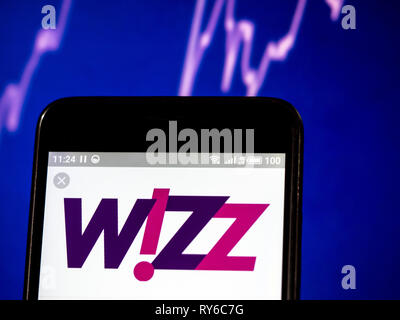 L'Ucraina. Xii Mar, 2019. Wizz Air Holdings plc logo azienda vede visualizzato su un telefono intelligente. Credito: Igor Golovniov SOPA/images/ZUMA filo/Alamy Live News Foto Stock