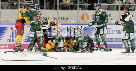 Augsburg, Germania. Xii Mar, 2019. Hockey su ghiaccio: DEL, Augsburger Panther - Düsseldorfer EG, round del campionato, quarti di finale, 1° giornata nel Curt-Frenzel-Stadium. I giocatori di combattere solo appena prima della fine del gioco. Credito: Stefan Puchner/dpa/Alamy Live News Foto Stock