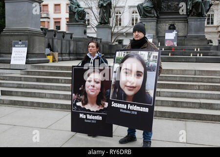 Worm, Germania. Xii Marzo 2019. I dimostranti sono illustrati con foto della mia dal Cero e Susanna da Mainz con candele alla veglia. Il gruppo parlamentare del Landtag (parlamento) della Renania Palatinato del diritto-ala partito AfD (alternativa per la Germania) ha organizzato una veglia di worm per Syndia R., che è stato ucciso da un richiedente asilo. Credito: Michael Debets/Alamy Live News Foto Stock