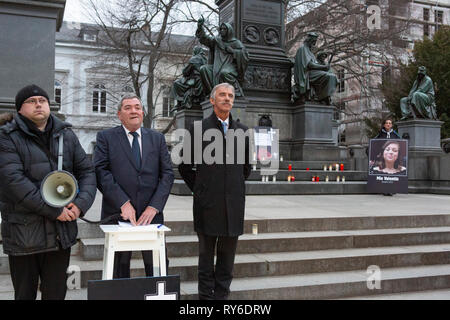 Worm, Germania. Xii Marzo 2019. Heribert Friedmann (centro), un membro del Landtag (parlamento) della Renania Palatinato e il leader parlamentare del partito AfD nel Landtag (parlamento) della Renania Palatinato, Uwe Junge (destra) sono raffigurati nella veglia. Il gruppo parlamentare del Landtag (parlamento) della Renania Palatinato del diritto-ala partito AfD (alternativa per la Germania) ha organizzato una veglia di worm per Syndia R., che è stato ucciso da un richiedente asilo. Credito: Michael Debets/Alamy Live News Foto Stock