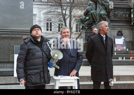 Worm, Germania. Xii Marzo 2019. Heribert Friedmann (centro), un membro del Landtag (parlamento) della Renania Palatinato parla alla veglia. Il leader parlamentare del partito AfD nel Landtag (parlamento) della Renania Palatinato Uwe Junge sorge sulla destra. Il gruppo parlamentare del Landtag (parlamento) della Renania Palatinato del diritto-ala partito AfD (alternativa per la Germania) ha organizzato una veglia di worm per Syndia R., che è stato ucciso da un richiedente asilo. Credito: Michael Debets/Alamy Live News Foto Stock