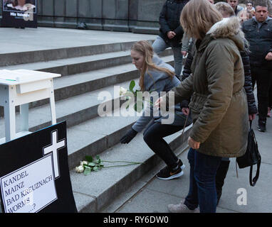 Worm, Germania. Xii Marzo 2019. Una donna stabilisce i fiori durante la veglia. Il gruppo parlamentare del Landtag (parlamento) della Renania Palatinato del diritto-ala partito AfD (alternativa per la Germania) ha organizzato una veglia di worm per Syndia R., che è stato ucciso da un richiedente asilo. Credito: Michael Debets/Alamy Live News Foto Stock