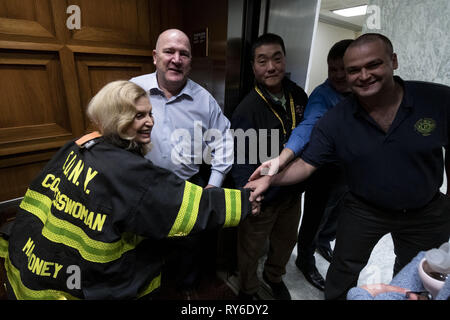 Marzo 12, 2019 - Washington, Distretto di Columbia, Stati Uniti - Rappresentante CAROLYN MALONEY (D-NY) saluta NYPD vigili del fuoco in un ascensore al Rayburn House Office Building, Marzo 12, 2019 (credito Immagine: © Douglas Christian/ZUMA filo) Foto Stock