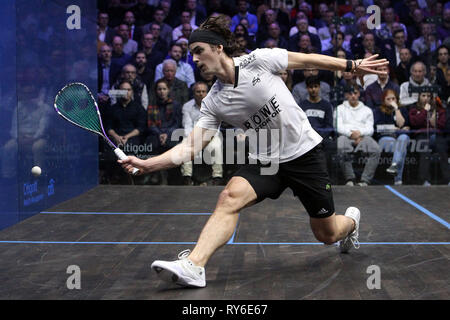 Londra, Regno Unito. Xii Mar, 2019. Paolo Coll della Nuova Zelanda in azione contro Tom Richards di Inghilterra. Citigold Canary Wharf Squash Classic, Day 3, round 2 all'East Wintergarden in Canary Wharf , Londra martedì 12 marzo 2019. pic da Steffan Bowen/Andrew Orchard fotografia sportiva/Alamy Live news Foto Stock