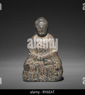 Seduto Sakyamuni Buddha, 500s-600s. Corea, tre regni periodo (57 BC-AD 668). Pietra; complessivo: 11,4 x 7,6 x 7 cm (4 1/2 x 3 x 2 3/4 in Foto Stock