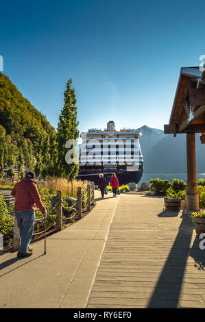 Settembre 15, 2018 - Skagway AK: Senior passeggeri tornando a piedi lungo il percorso nel tardo pomeriggio di sole a Volendam nave da crociera nel porto. Foto Stock