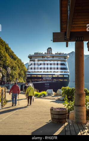 Settembre 15, 2018 - Skagway AK: Senior passeggeri tornando a piedi lungo il percorso nel tardo pomeriggio di sole a Volendam nave da crociera nel porto. Foto Stock