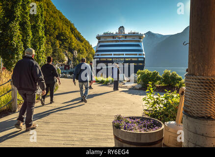 Settembre 15, 2018 - Skagway AK: età misti passeggeri tornando a piedi lungo il percorso nel tardo pomeriggio di sole a Volendam nave da crociera nel porto. Foto Stock