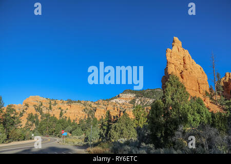 Esplorare le hoodoos di Red Canyon dello Utah e la sua Claron Limstone formazioni rocciose. Guidare il percorso migliore per il Parco Nazionale di Zion e Bryce Canyon National Par Foto Stock