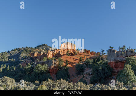 Esplorare le hoodoos di Red Canyon dello Utah e la sua Claron Limstone formazioni rocciose. Guidare il percorso migliore per il Parco Nazionale di Zion e Bryce Canyon National Par Foto Stock