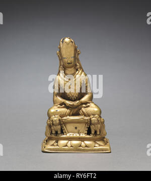 Incoronato il Buddha seduto su un trono di Lion, 700s. India, Kashmir, ottavo secolo. Ottone; complessivo: 15,6 cm (6 1/8 in Foto Stock