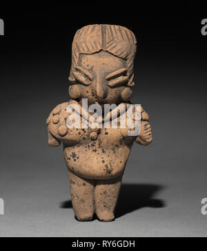 Statuetta femminile, 400-100 A.C. Messico Guanajuato, Chupícuaro. In ceramica con tracce di bianco e il pigmento rosso; complessivo: 9 x 4,8 x 1,9 cm (3 9/16 x 1 7/8 x 3/4 in Foto Stock