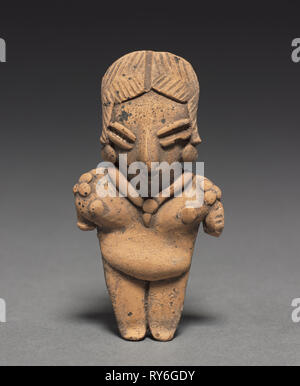 Statuetta femminile, 400-100 A.C. Messico Guanajuato, Chupícuaro. In ceramica con tracce di bianco e il pigmento rosso; complessivo: 9,1 x 4,7 x 1,9 cm (3 9/16 x 1 7/8 x 3/4 in Foto Stock