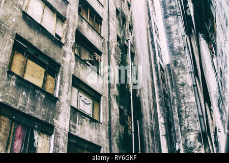 Basso angolo di vista weathered vecchi edifici Foto Stock