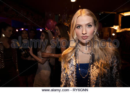 Ritratto fiducioso giovane donna in discoteca