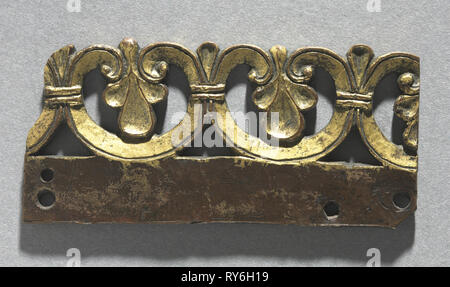 Frammento di una cresta ornamentali da un reliquiario Santuario, c. 1165-1180. Mosan, VALLE MOSANA, Maastricht?, del XII secolo. Rame dorato, émail brun (smalto marrone); COMPLESSIVAMENTE: 7,2 x 3,2 cm (2 13/16 x 1 1/4 in Foto Stock