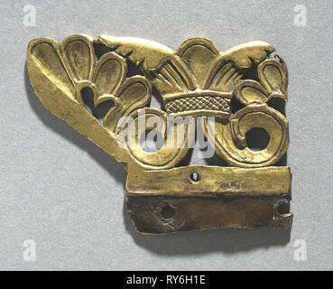 Frammento di una cresta ornamentali da un reliquiario Santuario, c. 1165-1180. Mosan, VALLE MOSANA, Maastricht?, periodo gotico del XII secolo. Rame dorato, émail brun (smalto marrone); complessivo: 5.3 x 4.2 cm (2 1/16 x 1 5/8 in Foto Stock