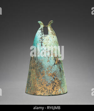 Campana con profilo a rombo, insegne 300s-100s BC. Cina, lungo i confini meridionali, Est della dinastia Zhou (771-256 a.C.) - dinastia Han (202 BC-AD 220). Bronzo; complessivo: 24,1 cm (9 1/2 in Foto Stock