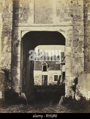 Tenuta rurale visto attraverso Archway, 1860s. André Philippe Régnier (Francese, 1837-1913). Albume stampa dal collodio umido negativo; immagine: 29,9 x 24 cm (11 3/4 x 9 7/16 in.); montato: 48,6 x 37,5 cm (19 1/8 x 14 3/4 in.); mascherino: 55,9 x 45,7 cm (22 x 18 Foto Stock