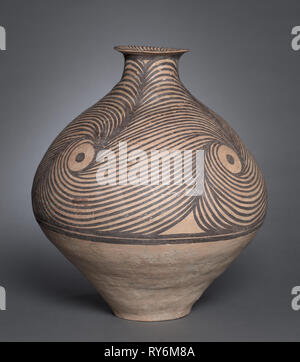 Vaso con design a spirale, 3300-2650 A.C. Cina nord-occidentale, periodo Neolitico, cultura Majiayao, Majiayao fase (3300-2650 a.C.). Coccio con slip-decorazione pittorica; diametro: 39,1 cm (15 3/8 in.), in totale: 45,2 cm (17 13/16 in Foto Stock