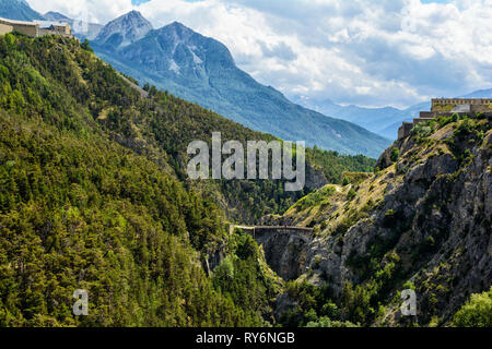Montagne di Ecrins nelle Hautes Alpes Provence con ponte di Asfeld di Briancon, Francia Foto Stock
